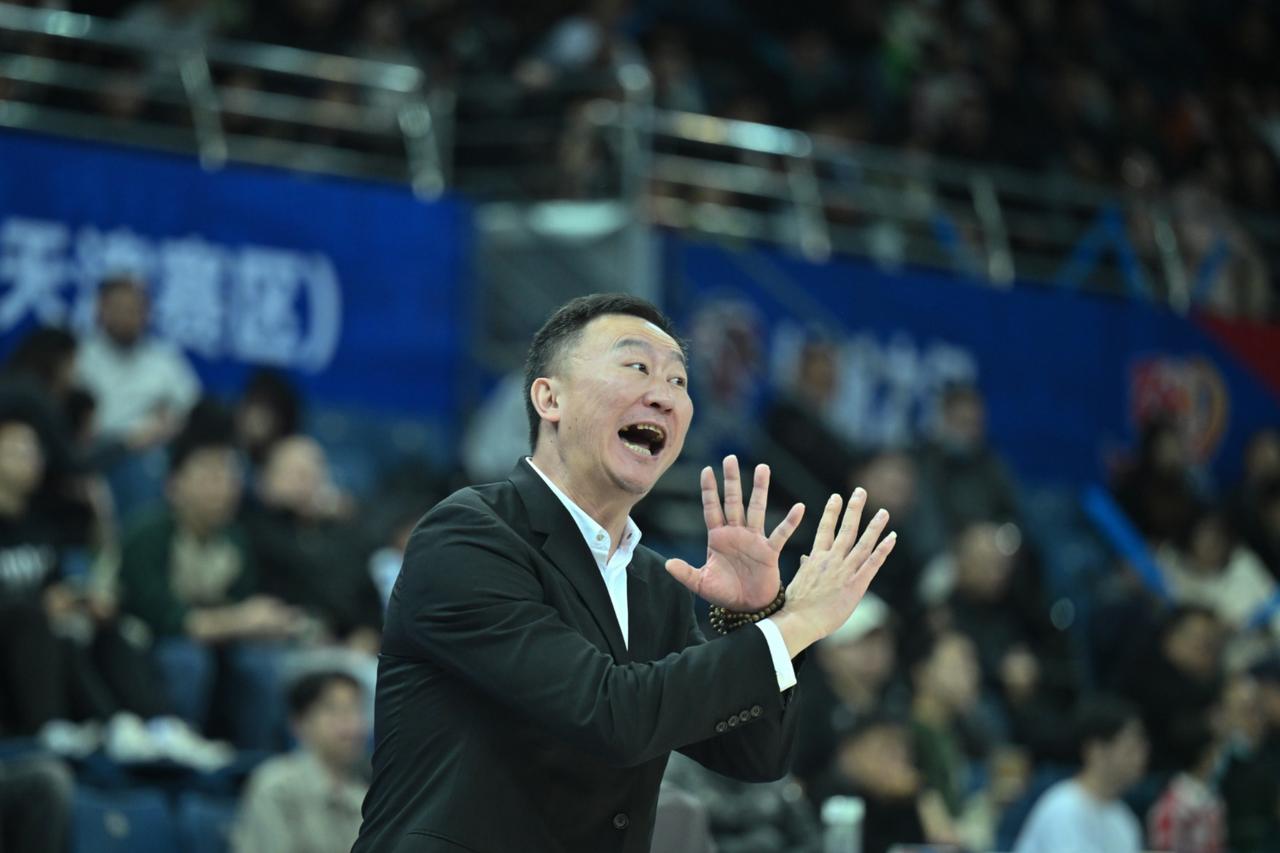 刘维伟在赛后还真的对韦瑟斯庞表达了不满！天天哄着他打球，实在是太累了！这不，就在