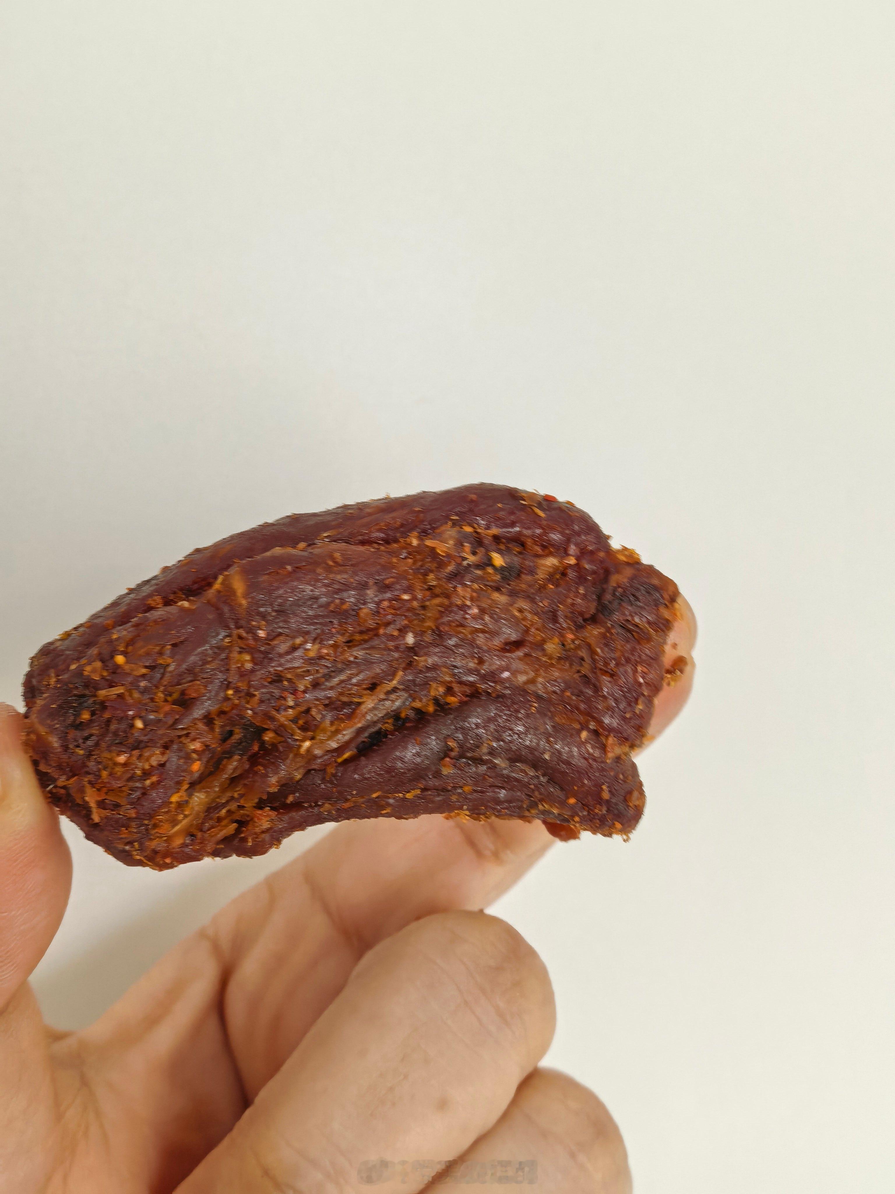 啃了一块风干鸭脖我现在相信有些风干牛肉是鸭肉冒充的了因为这个啃起来和牛肉干真是一