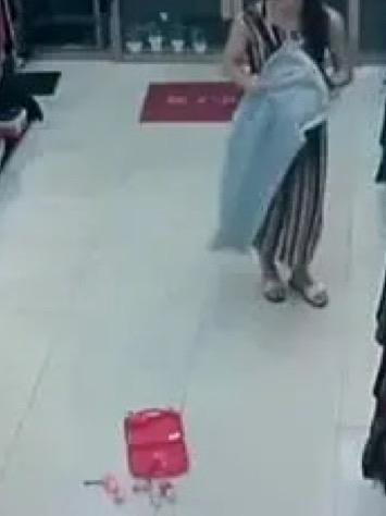 炸裂！女子为299元衣服当众下跪，这一幕太扎心！

刷到个让人浑身难受的画面，一