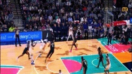 谁能想到，库里被文班亚马大帽后的跪地摊手，反而成了他第三节暴走的开关？

马刺对