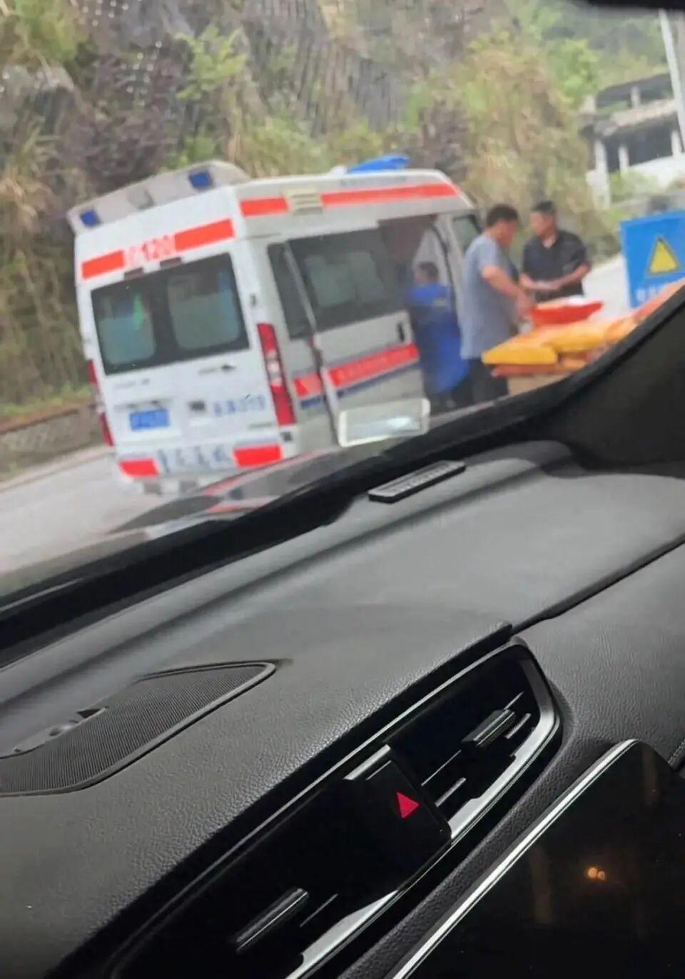 5月16日，网友发布视频称，一辆120急救车停在路边，视频里出现3人，其中2人在