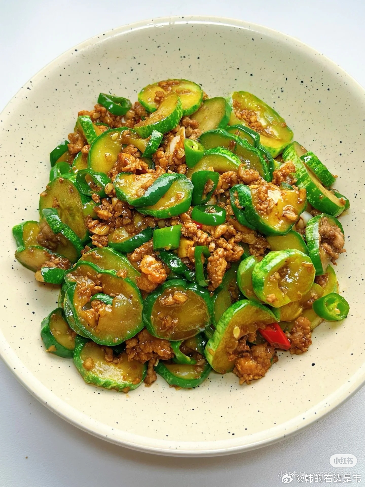 肉末炒黄瓜天热回到家就想吃点开胃的家常菜！这道肉末炒脆黄瓜真的太下饭了，黄瓜提前