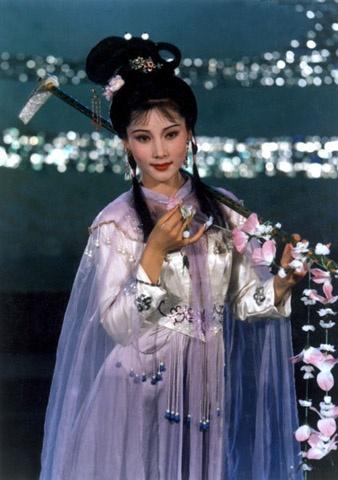 87 版《红楼梦》，导演王扶林一眼就刷掉何赛飞，说她身上有股邪气，这导演的眼光，