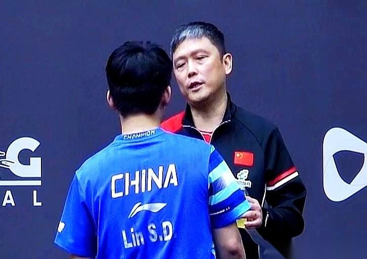 林诗栋这场球，差点以为要悬了。
第二局6-11，他输了。低着头走到场边，一把抓起