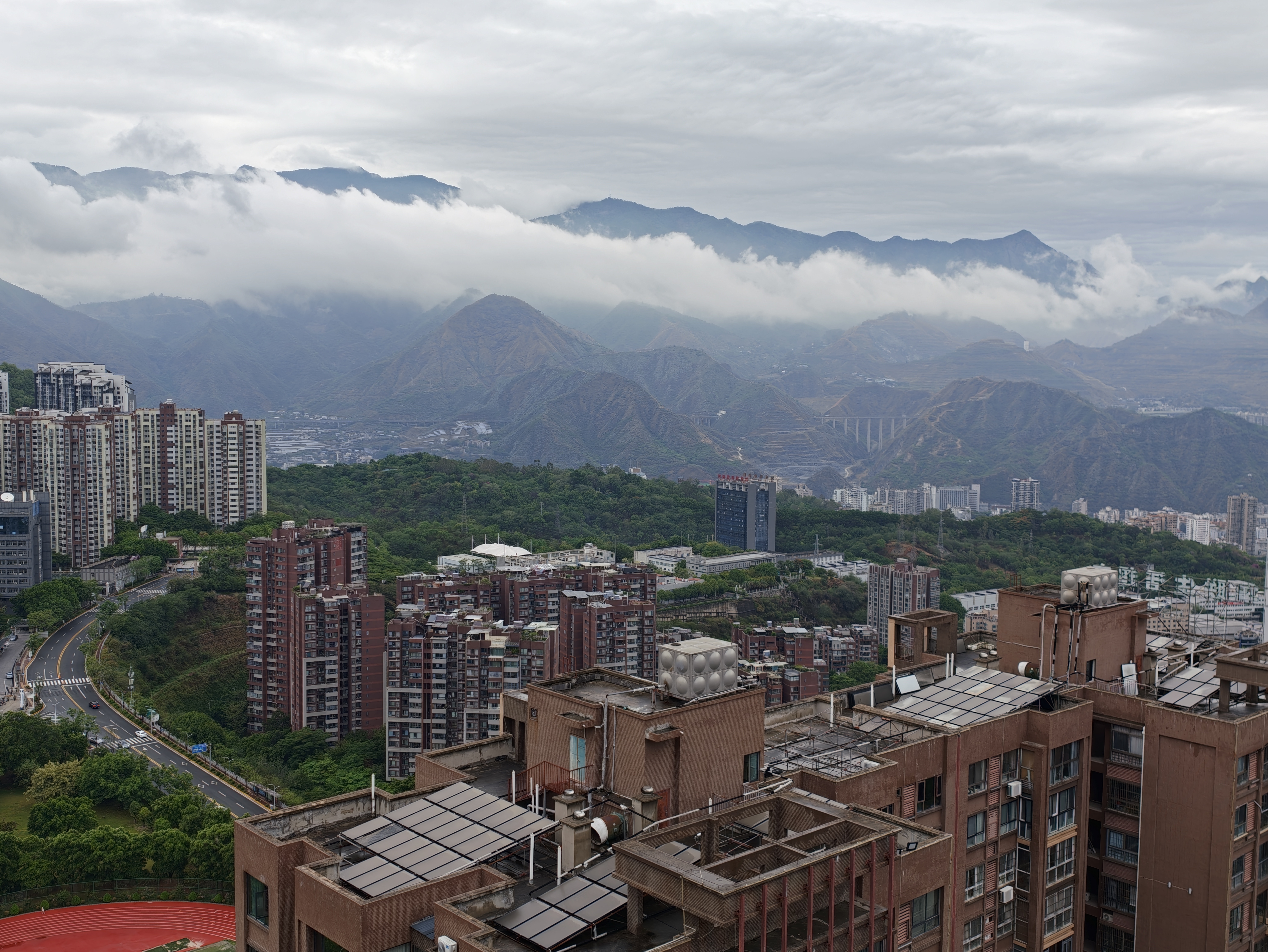 昨晚绵绵细雨时，突然崩了个惊天巨雷，估计全市的人都干醒了，这辈子听过最大的雷声
