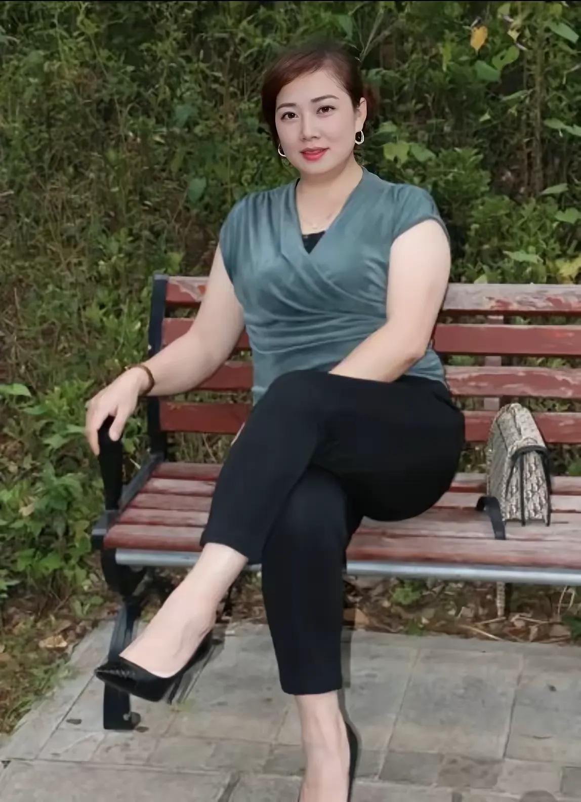 发现没有，
很多50岁以上的女人，
头发已经有了白发，
有的早已经开始掉发，
头