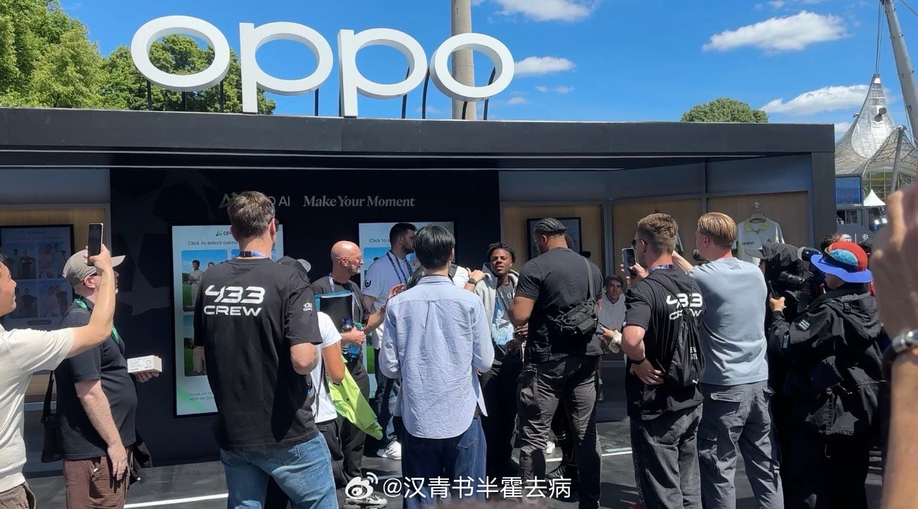 笑鼠了，在欧冠嘉年华oppo展台抓到speed了，一群小孩冲着他狗叫，还冲着他喊