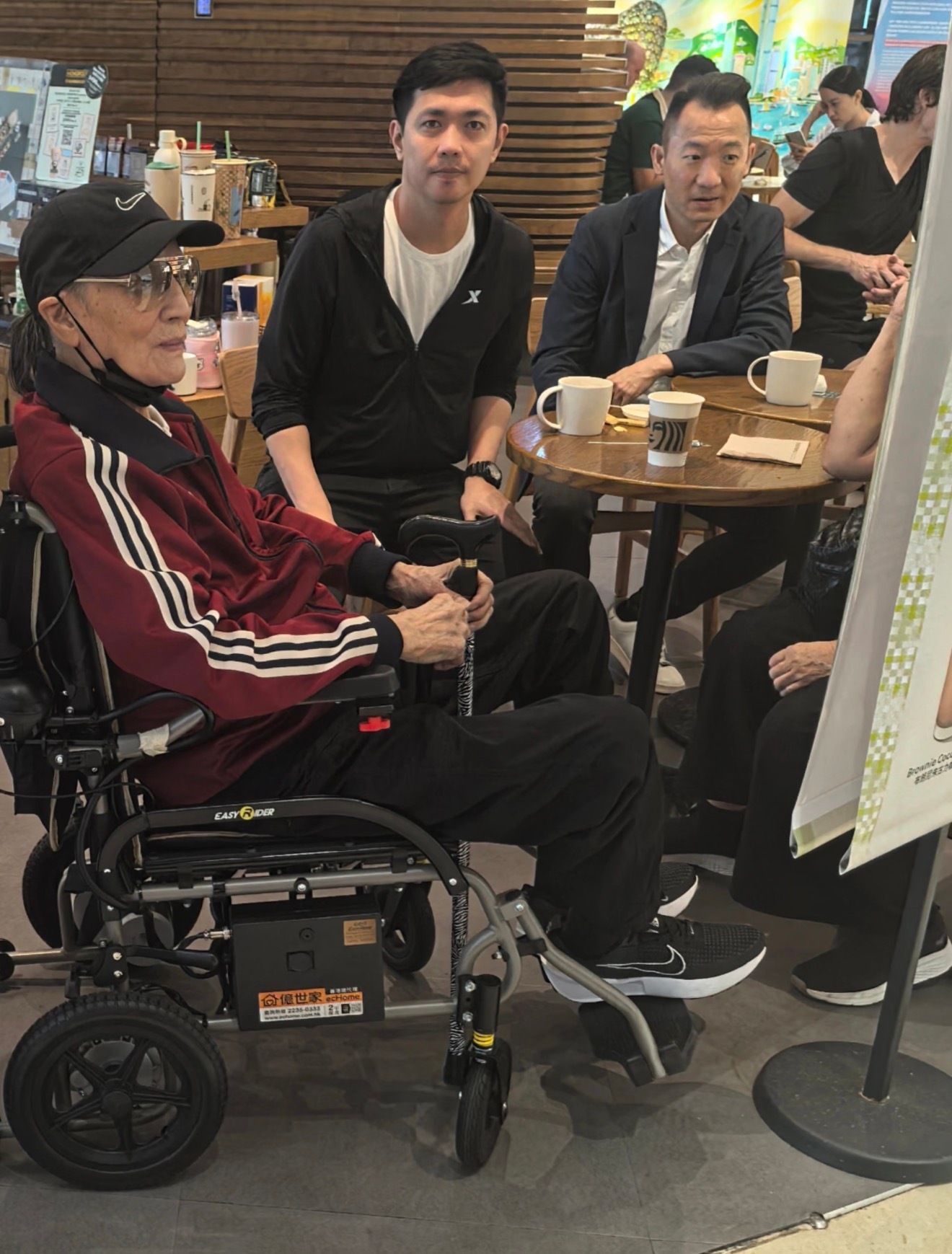 港媒曝谢霆锋父亲去世 谢贤去世 看到新闻心里咯噔一下，四哥谢贤陪伴几代人的荧幕记