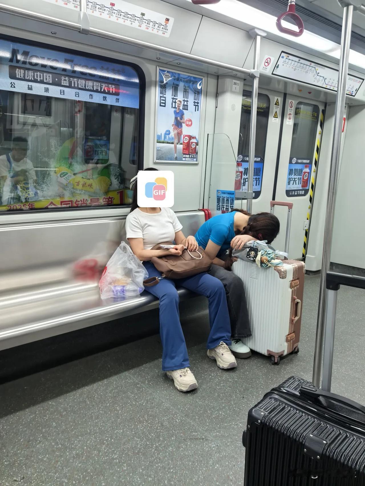 香港一日游两日游搭乘高铁返回内地的游客，在末班地铁上都要睡着了。

香港澳门一日