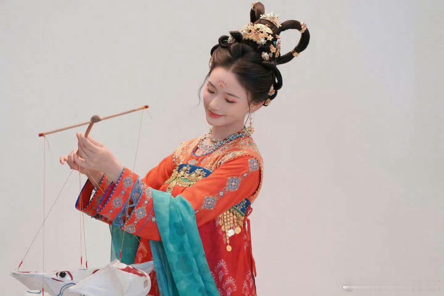 看陈都灵宣传林允，友谊长存！今晚追罗娘子，坐等嘟嘟新剧。  