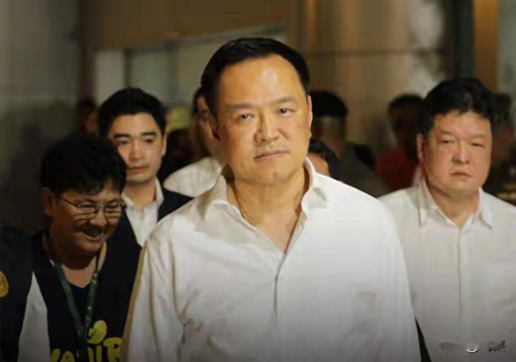 男儿膝下有黄金，跪天跪地跪父母。看阿努廷跪拜父母，他也是孝子一个。