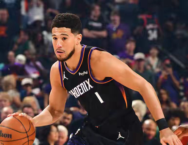 爆冷惜败！太阳领先13分遭残阵雄鹿逆转，布克17中4状态低迷，球队吞下5连败苦果