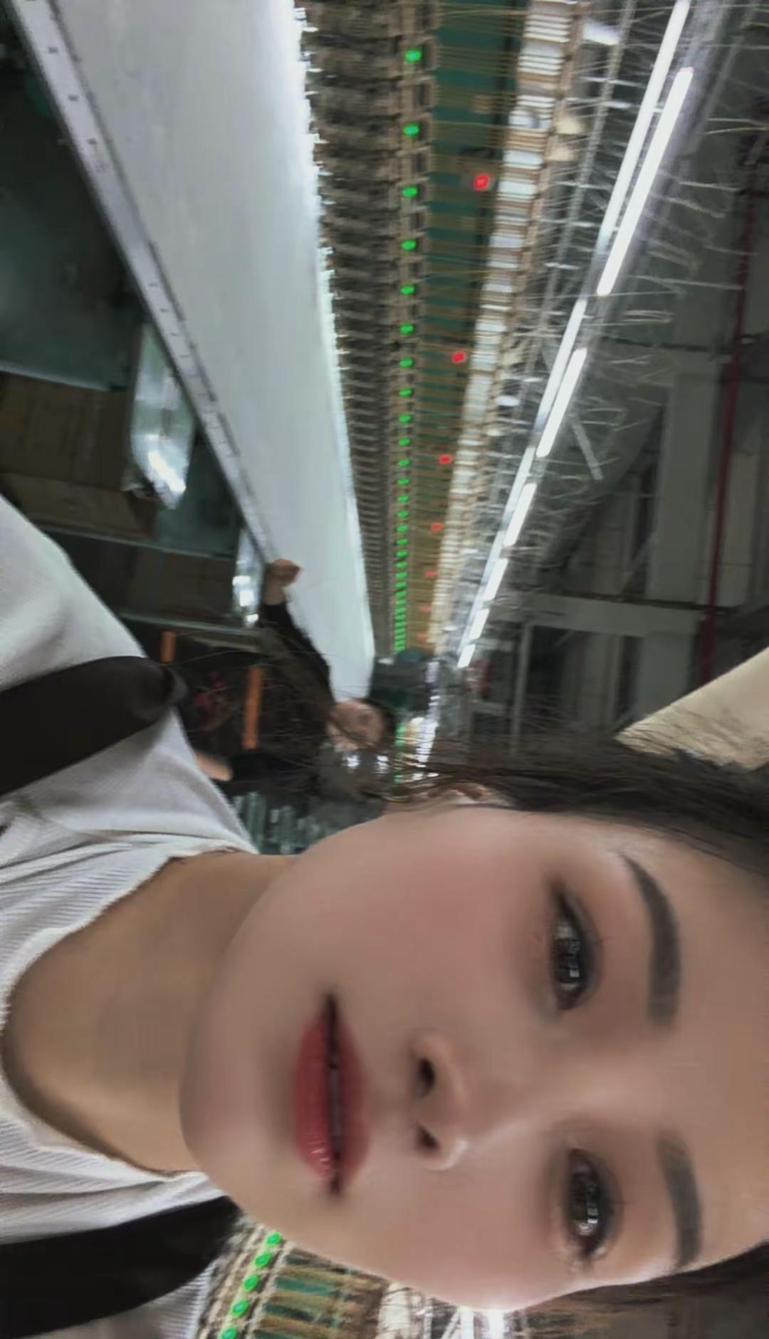 说爱我 不然我给对机的机器拉停了啊……哈哈哈😂