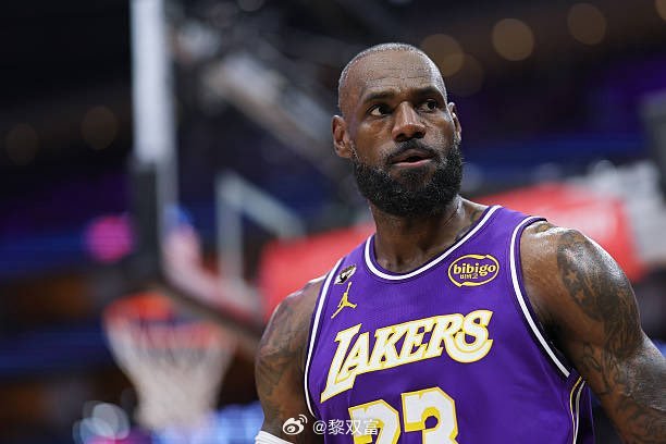 詹姆斯昨天单场完成6次扣篮，创造了个人近十年来的新高，其中单场三次空接扣篮，追平