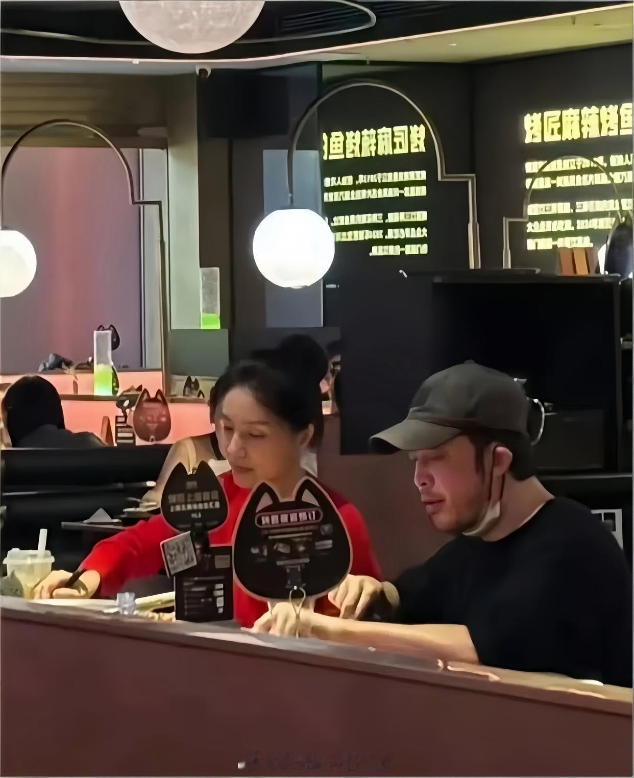 胡可与沙溢夫妇现身某餐厅享用烤鱼。50岁的胡可素颜出镜，头发简单盘起，难掩眼眶凹