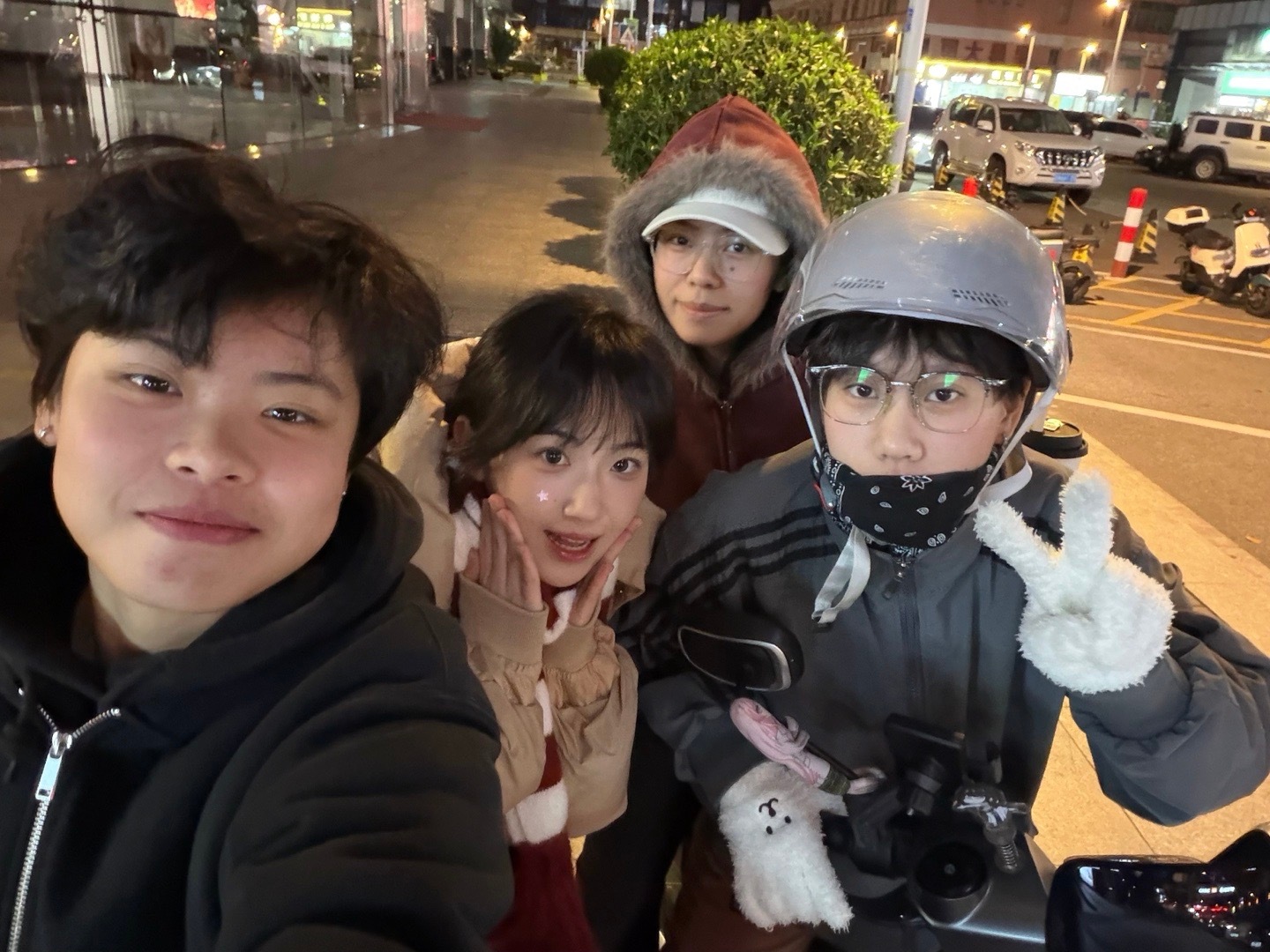 又过了一个圣诞节啦 时间过的好快今天穿这个红色条纹毛衣 zr说我像那个铃班响尾蛇