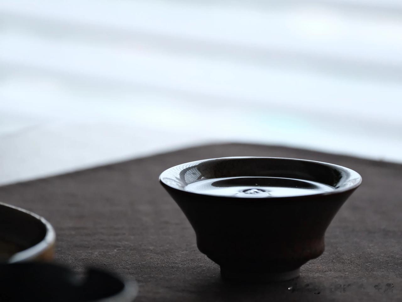 下着冷冷的秋雨，刻意的无所事事，睡了又睡，醒了又醒，这是最舒服的状态。午后，望一