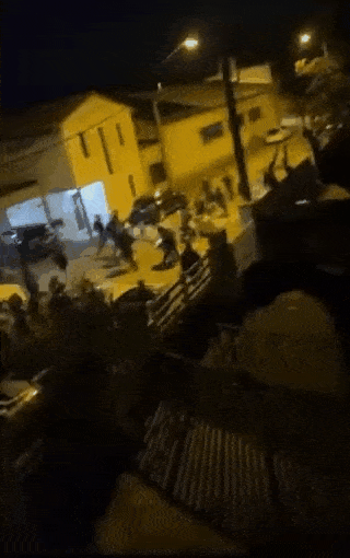 昨晚法国伊泽尔河畔罗曼街头发生骚乱。起因是，一周前，17 岁的托马斯在克雷波尔被