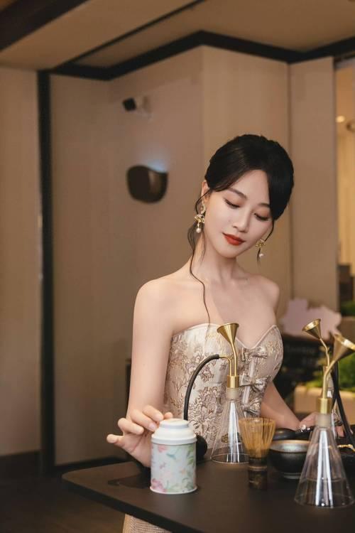 60岁还能和34岁女儿同框像姐妹，蓝盈莹母亲蓝雪球这状态绝了！这不是医美堆砌，不