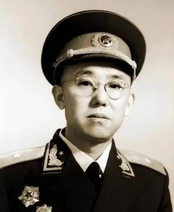 1939 年，新四军在追击汉奸时，误打误撞闯到了上海虹桥机场，看着停在草坪上的四