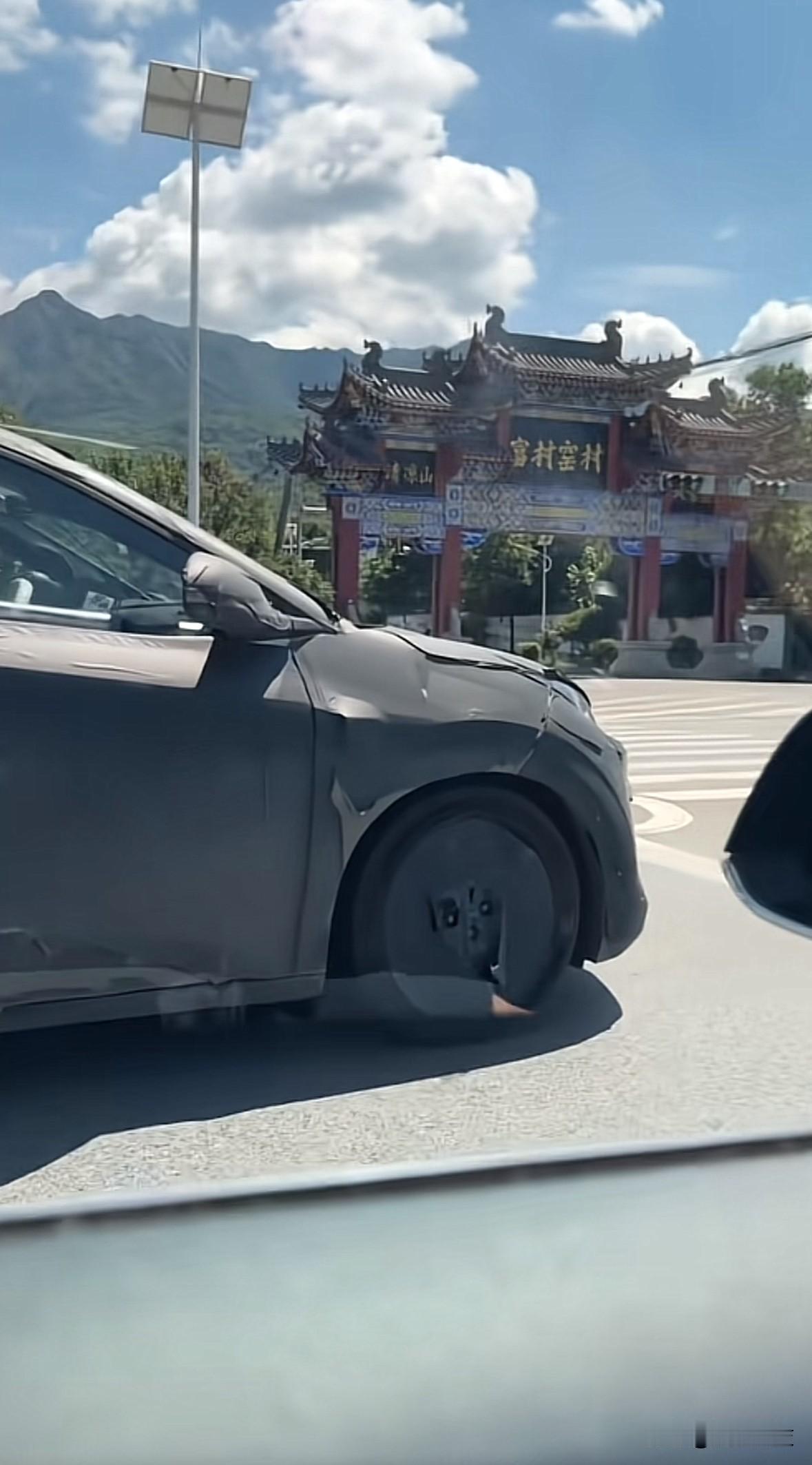 网友偶遇新款海鸥路试，真的变大了不少，你让“大哥”海豚怎么卖？

本来海鸥这款精