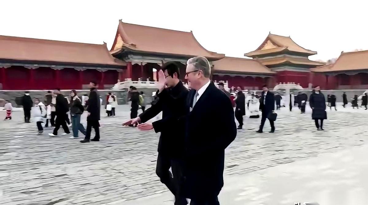 我跟你讲，今儿在故宫，我感觉自己见证了个特牛逼的场面。
英国首相，对，就是那个斯