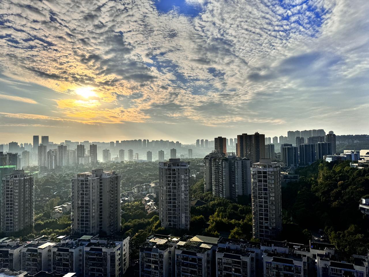 突然发现iPhone在摄影风格拉满高饱和度之后，或许会是很多人一眼喜欢的风格。
