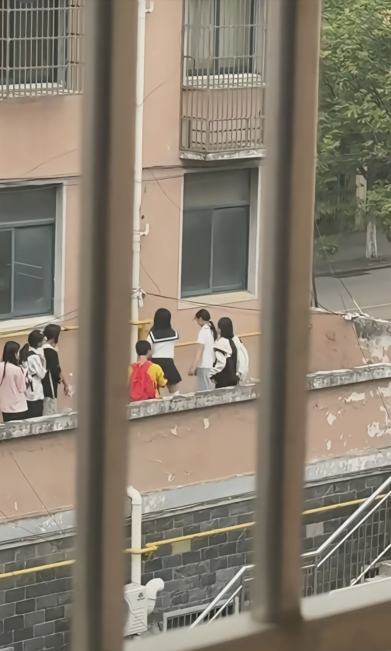 安徽庐江县一女生被多名女同学扇耳光。相关视频被下架。视频显示，两名女生扇完耳光后