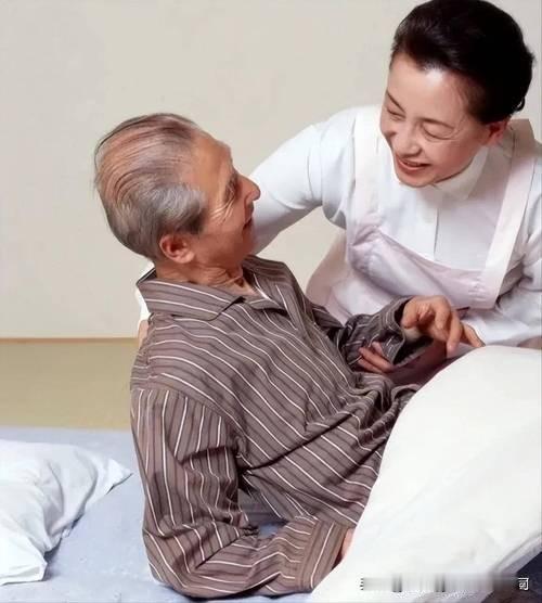 出钱是本分，出力是真心。出力陪伴才是老人晚年，尤其是不能自理时最需要的。日夜守护