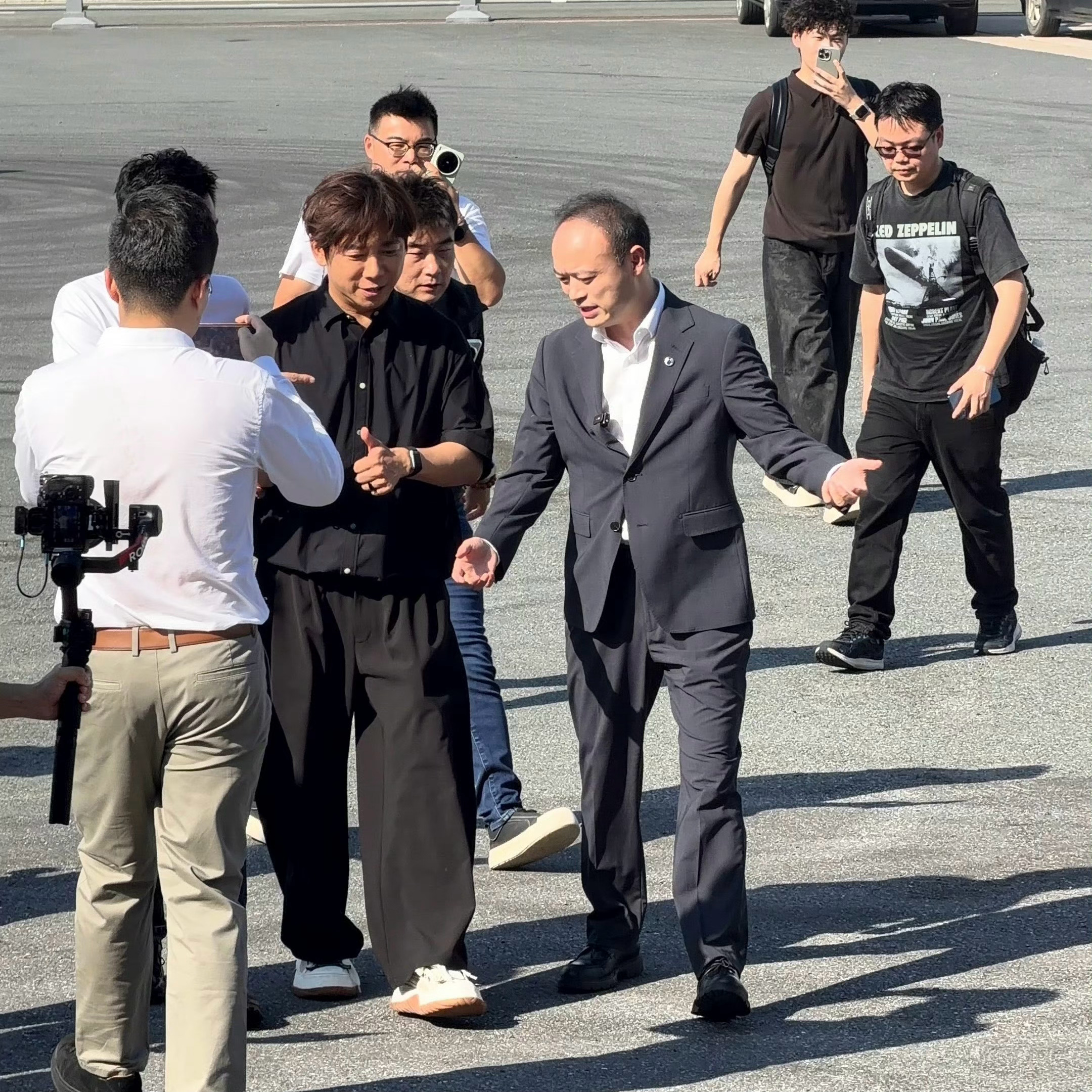 胡海泉来参加腾势N8L闪充版的发布会了，今晚不「奔跑」，改坐腾势N8L了。不得不