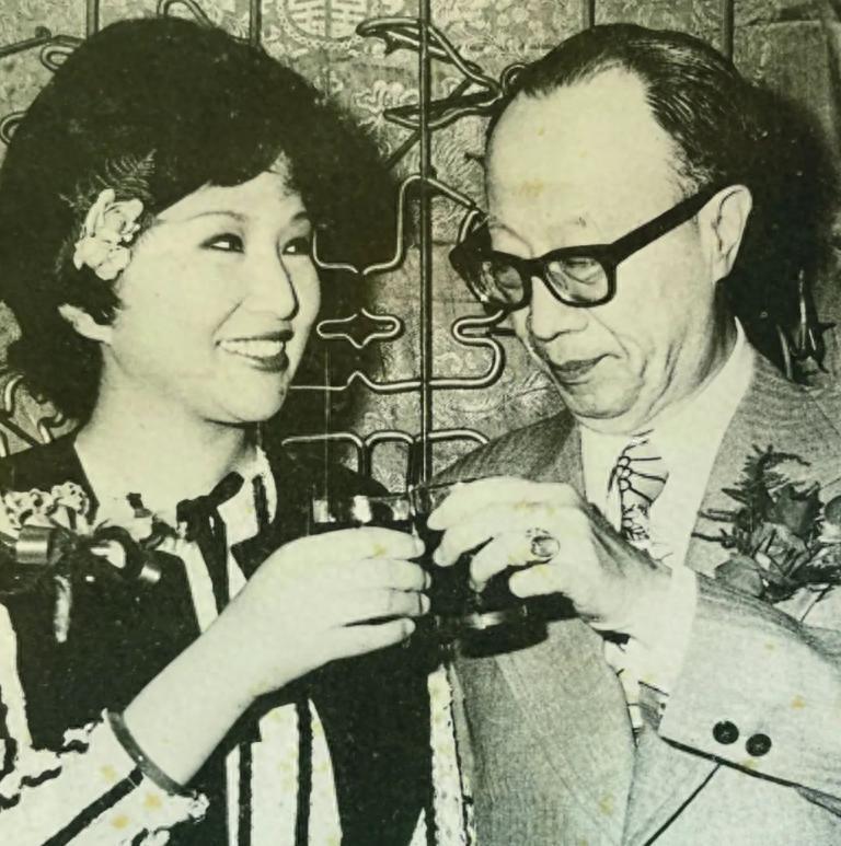 他与发妻恩爱53年，妻子去世半年，他不顾所有人反对，娶了女明星
“1975年5月