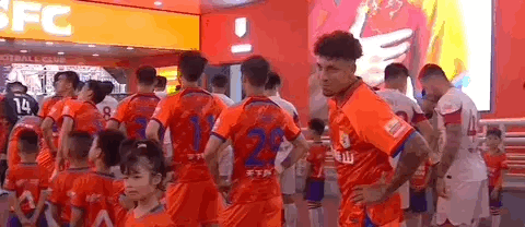 克雷桑[震惊]！进个球，把孩子弄哭了[捂脸]，娇妻却依然笑容灿烂[笑哭]，难道孩