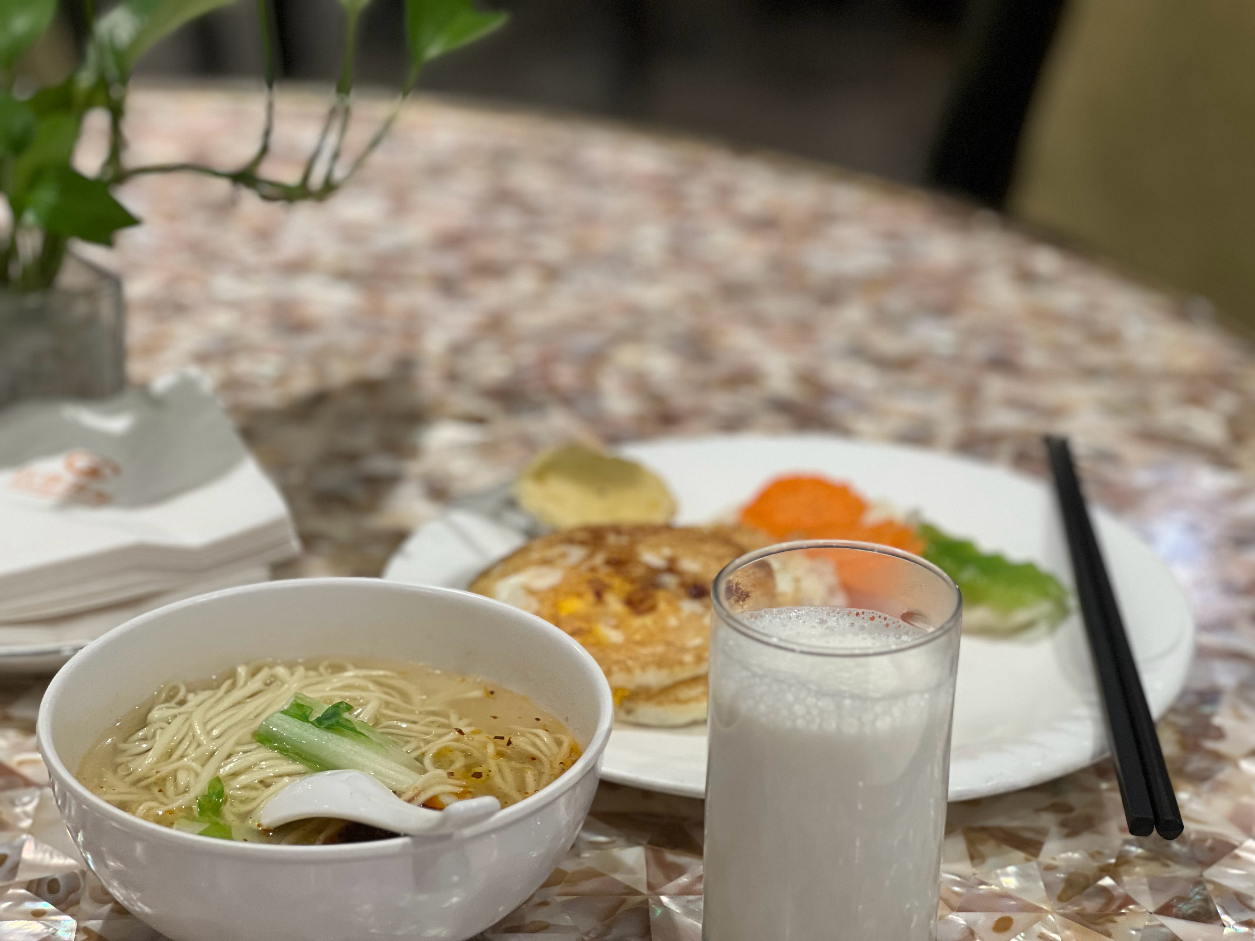 返回酒店用过早饭，再接续今日日间预定的行程。诸事按序而行，从容安稳，一切都顺顺当