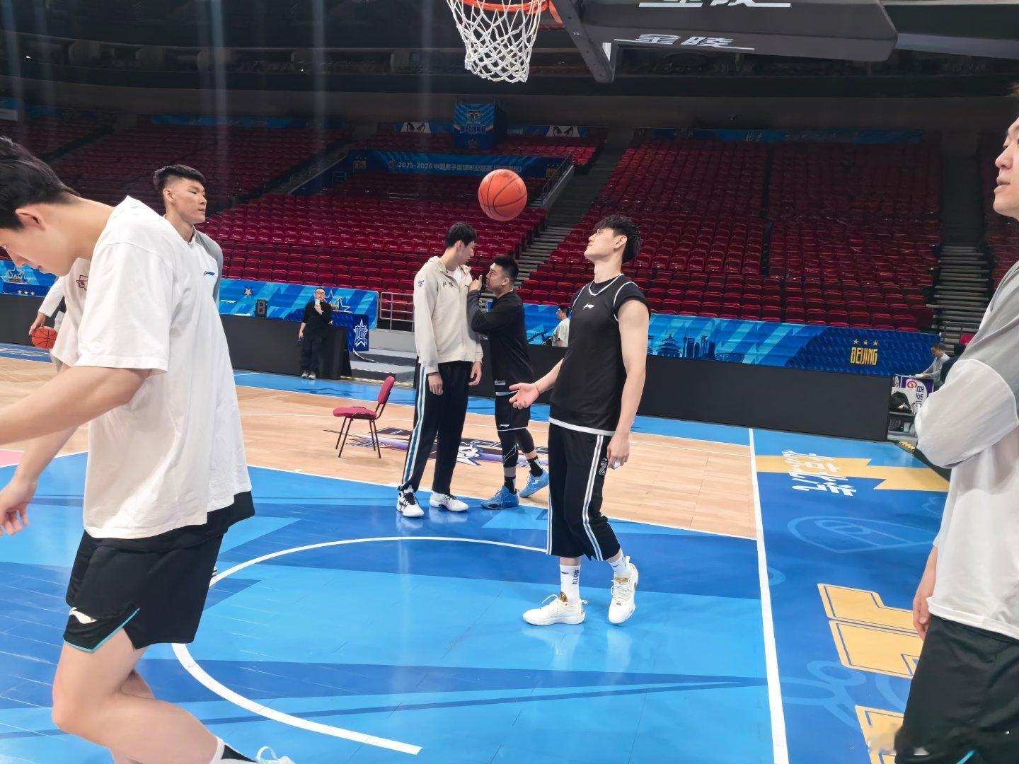北京男篮vs吉林男篮 爱酱如约而至 赵睿今天不会出战。 