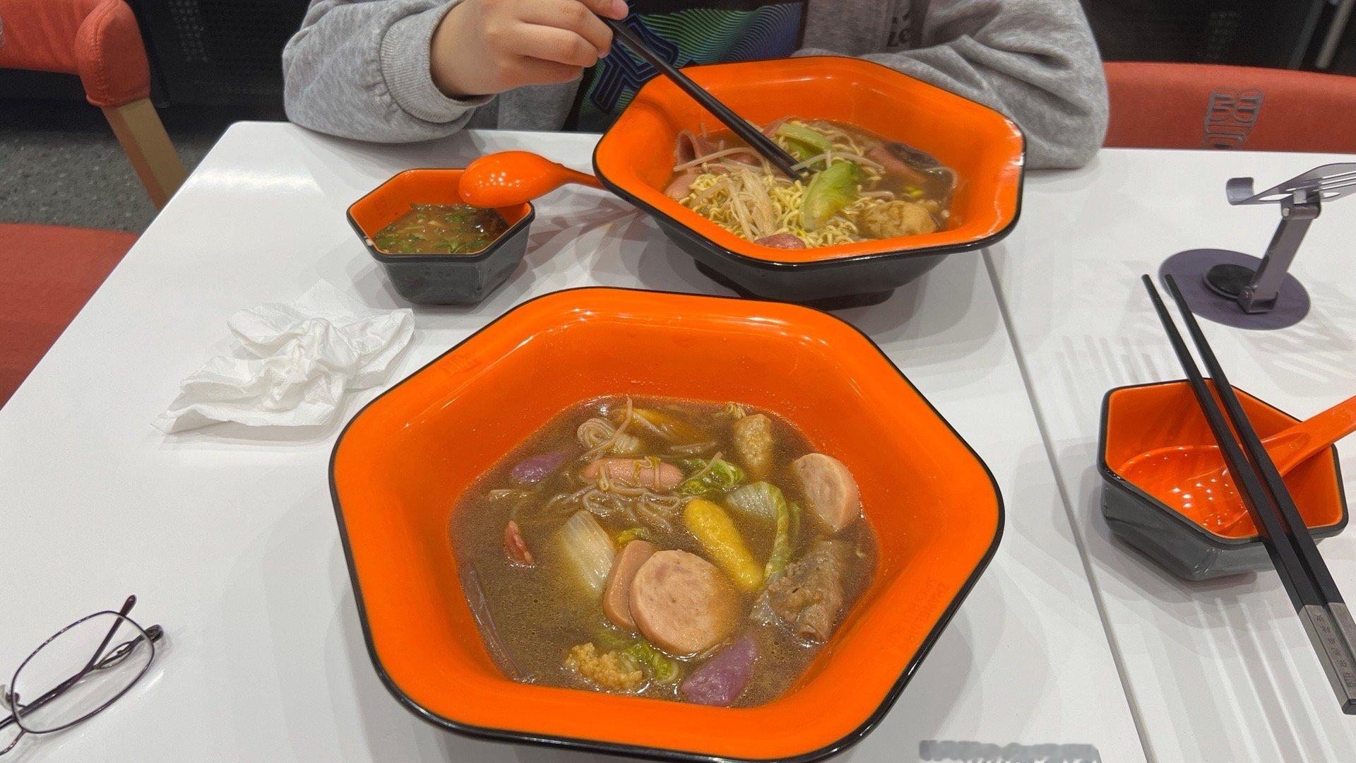 和娃吃麻辣烫[哈哈] ​​​