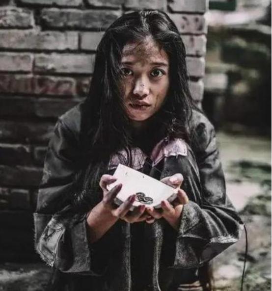 1977年，北京知青谢炳义给一乞讨买了两碗面，然而这女子却一直跟在他身后，他只好