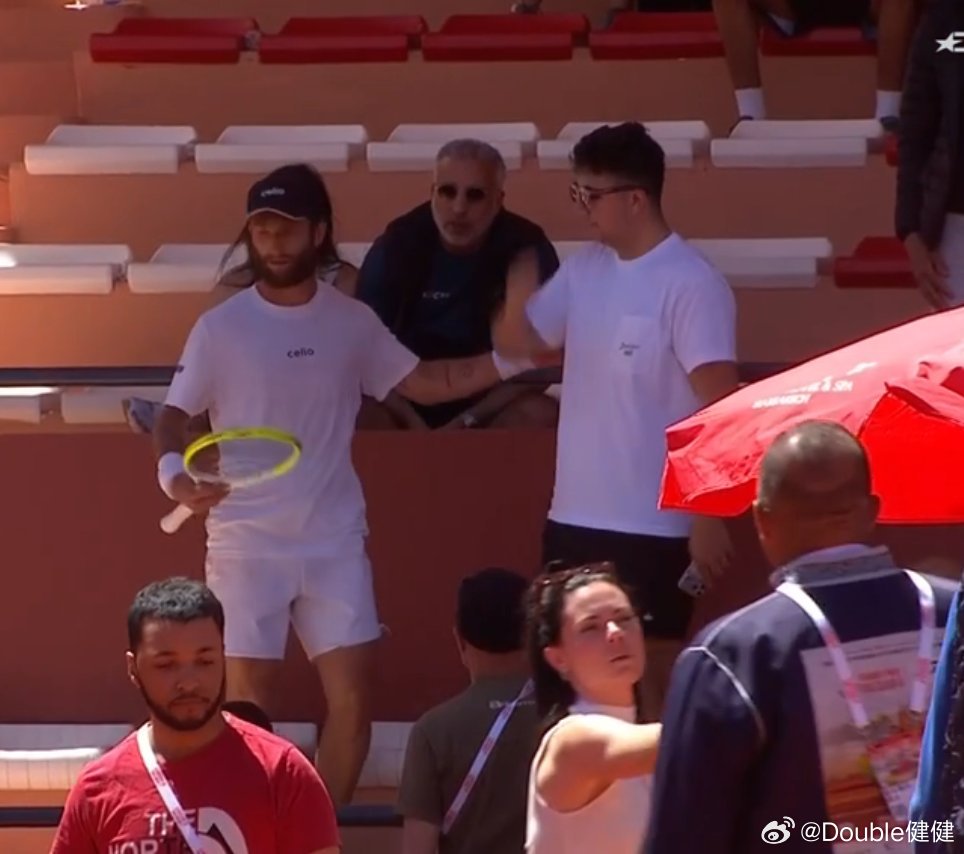 什么情况！马拉喀什赛1/4决赛，穆泰特输球后直接离开了球场……但并非直接走向更衣