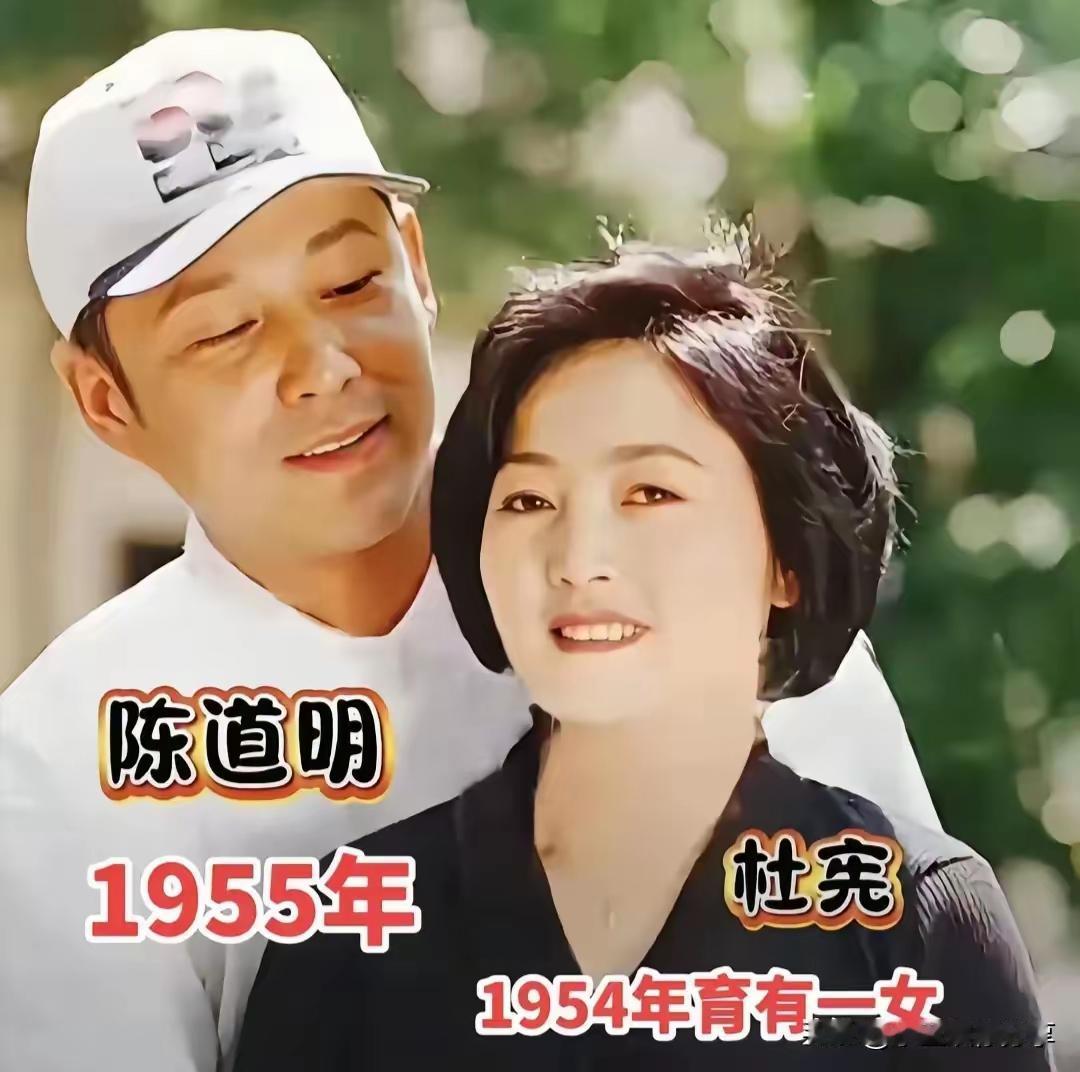陈道明这眼神看起来也太深情了吧，他看着自己爱妻的模样，真的是感觉特别的拉丝！
这