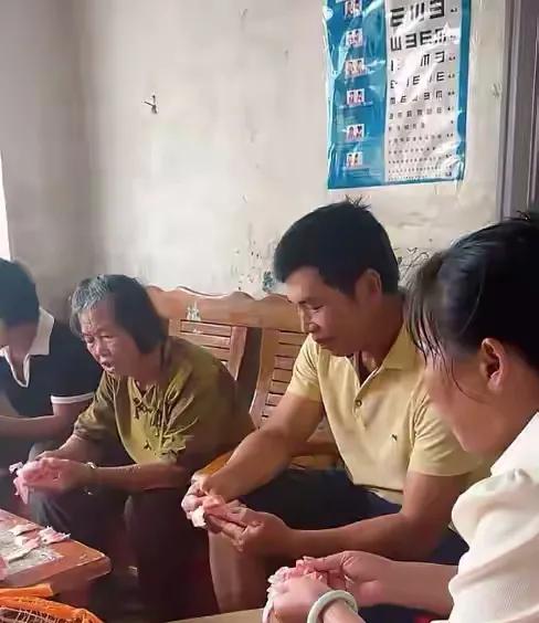 全红婵外婆家好像真的没有因为全文茂一家的物质条件变好了，改善居住条件呢，全文茂的