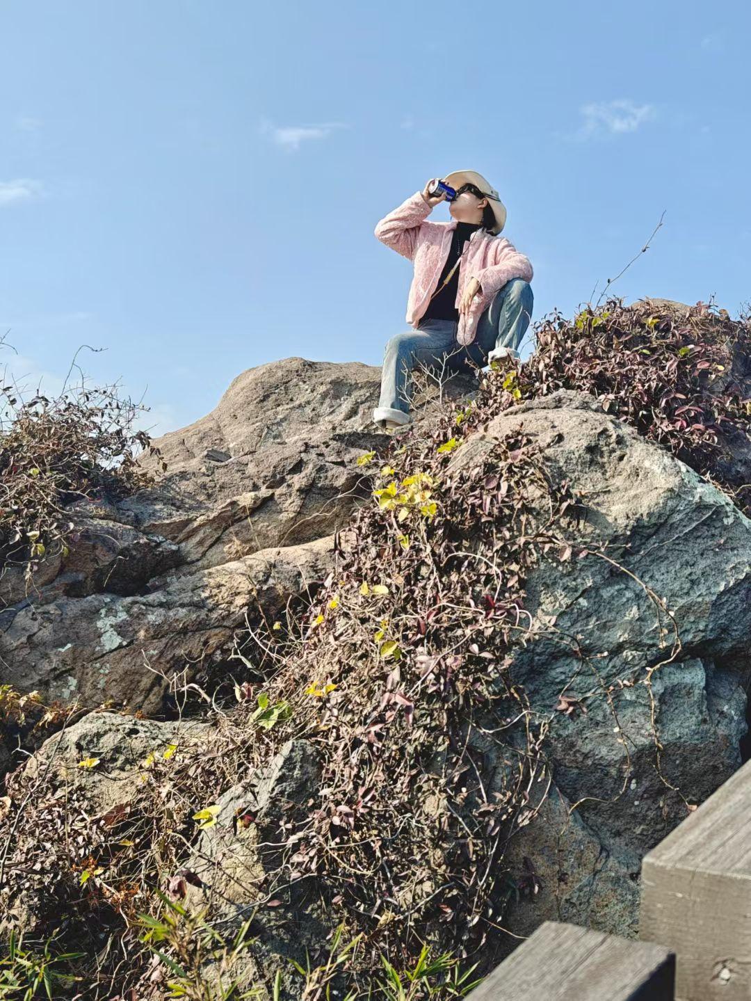 ✨晴光在老藤上跳成碎金，人于石巅对饮，把山野的辽阔，喝成了与自然私语的浪漫刹那。