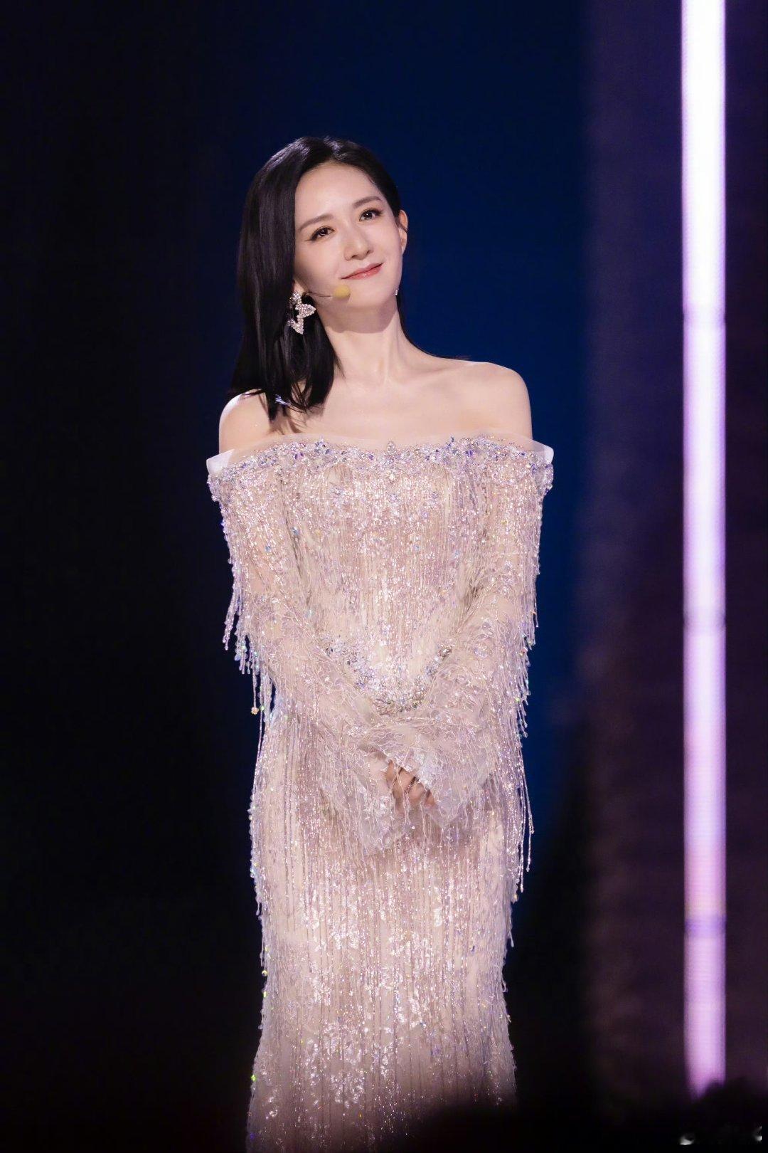 谢娜丁程鑫合跳快乐的歌谢娜丁程鑫合体跳快乐的歌氛围感拉满！丁程鑫满满男大青春感，