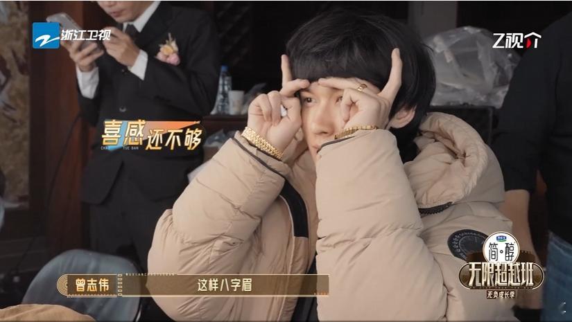 余宇涵从锅盖头变蘑古力 余宇涵顶着圆萌蘑菇头挑战《食神》角色，蓬松发型自带喜感，