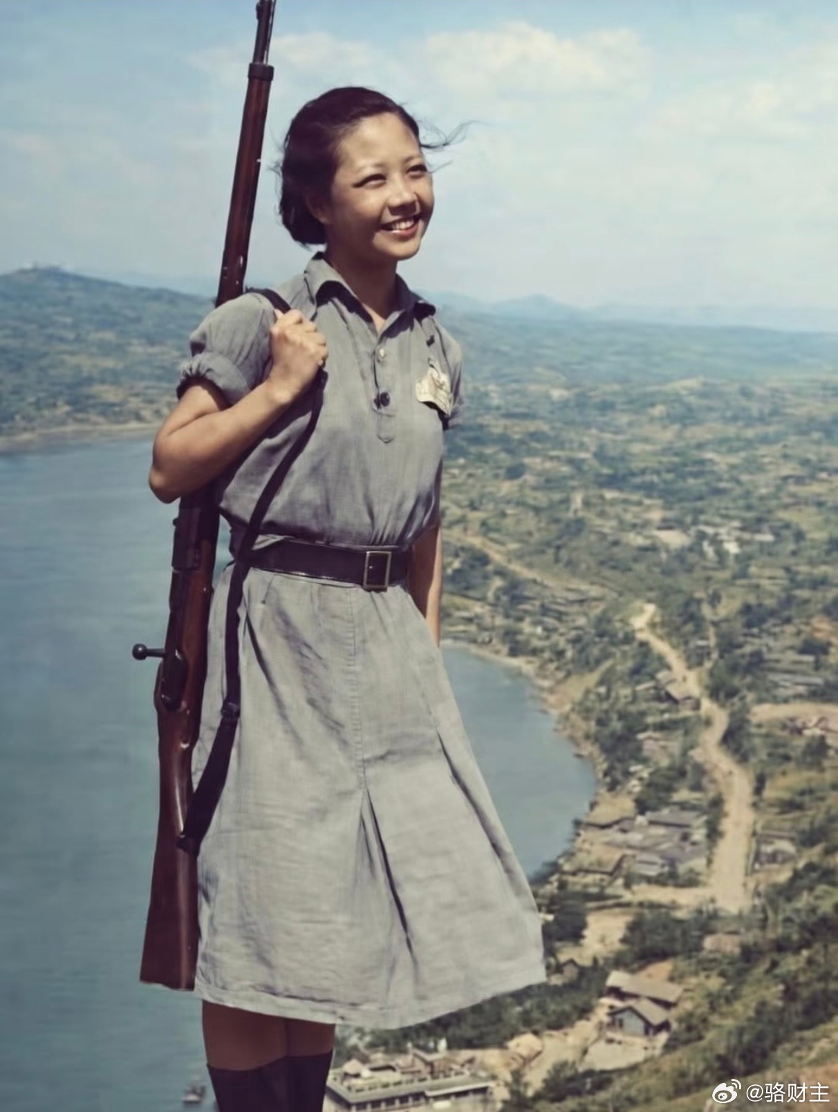 抗战防空瞭望员陈美瑶这张由《Life》杂志摄影师Carl Mydans于1941