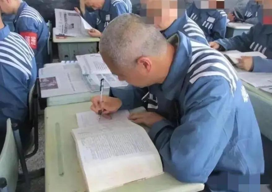 1992年，南京一死刑犯，为争取减刑，整天抱着字典研究，狱友见状，嘲讽他在痴心妄