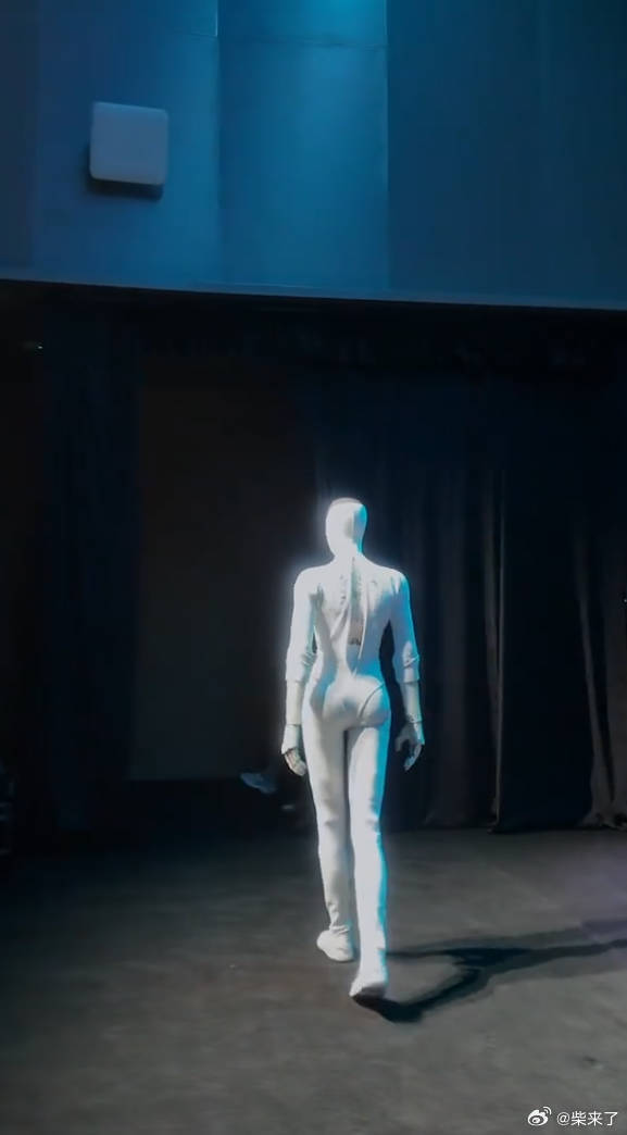 小鹏发了新的更近的解析视频让大家看到iron的内部结构，来证明这不是真人扮演的，