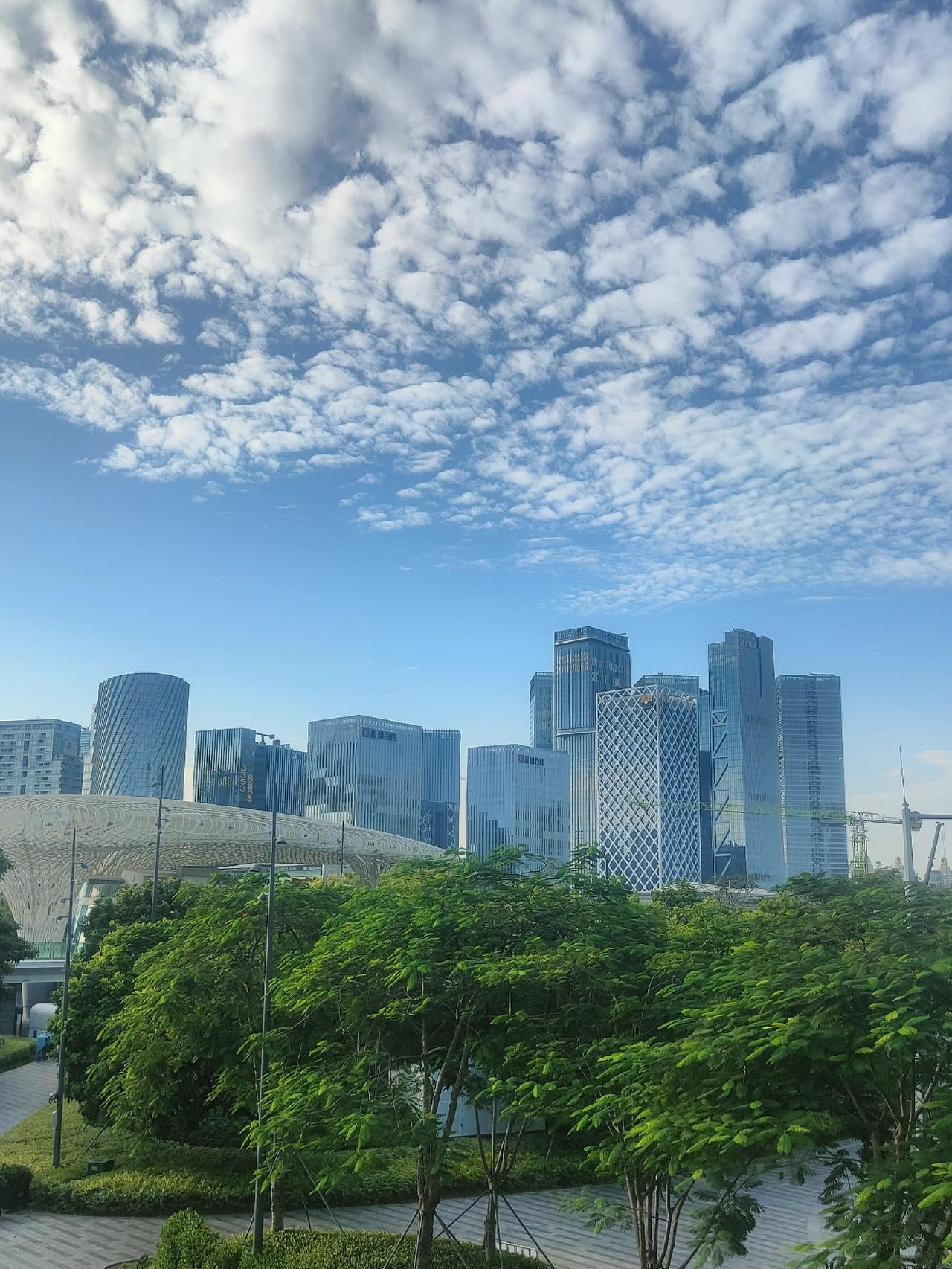 深圳宝安中心—欢乐港湾，我拍到了最好看的天空。虽然说深圳的环境好，空气好，雾霾少