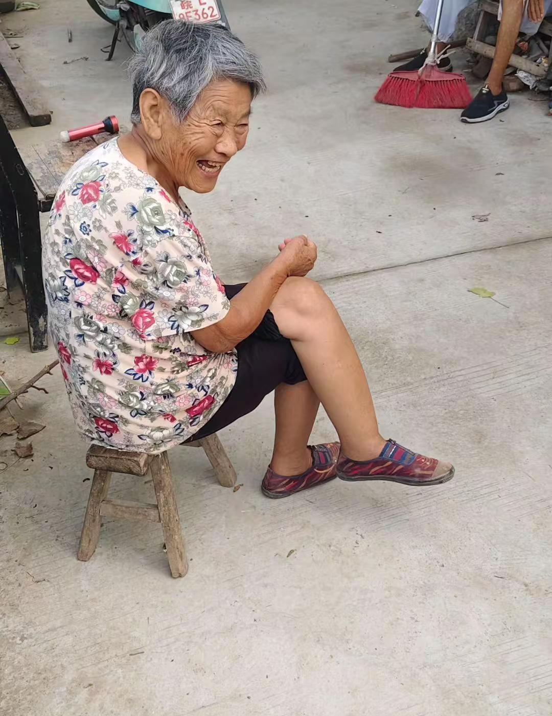 这是我的爷爷奶奶，虽然她们都九十岁了，可是他们从来没有吵过闹过，而且一直都是恩恩