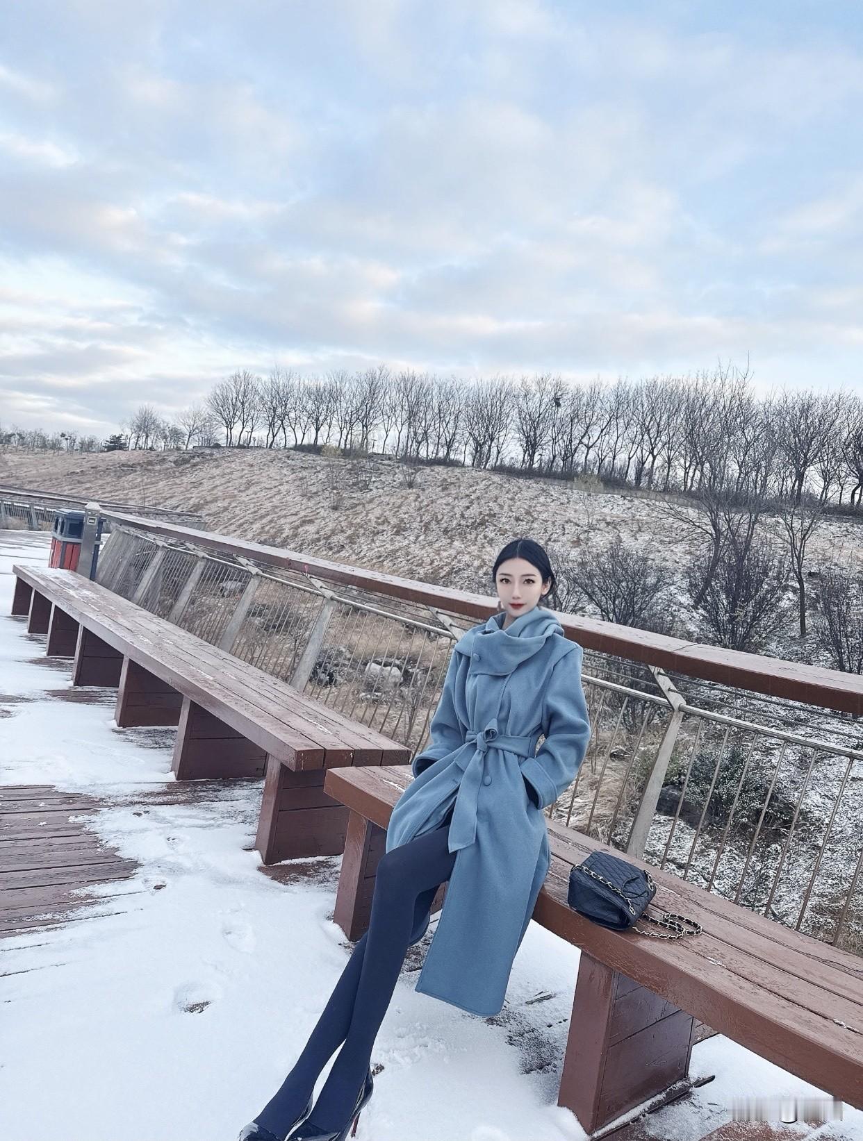 发一张你相册里最好看的图冬日暖阳下，蓝衣少女倚栏杆，静享雪景之美。