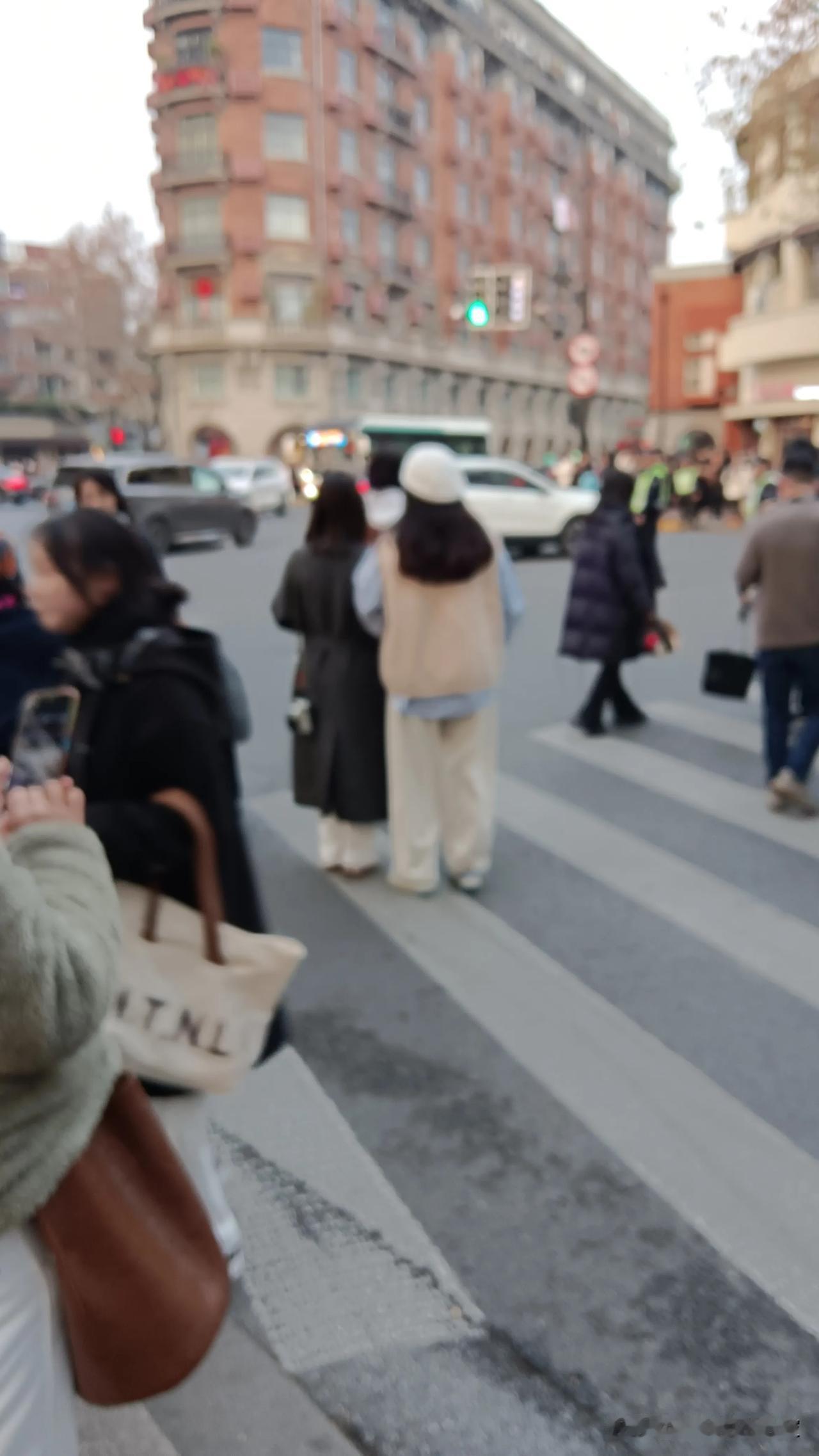 偶尔路过地处上海繁华地段的武康路武康大楼。

人们如朝圣般聚集在武康大楼正面四周