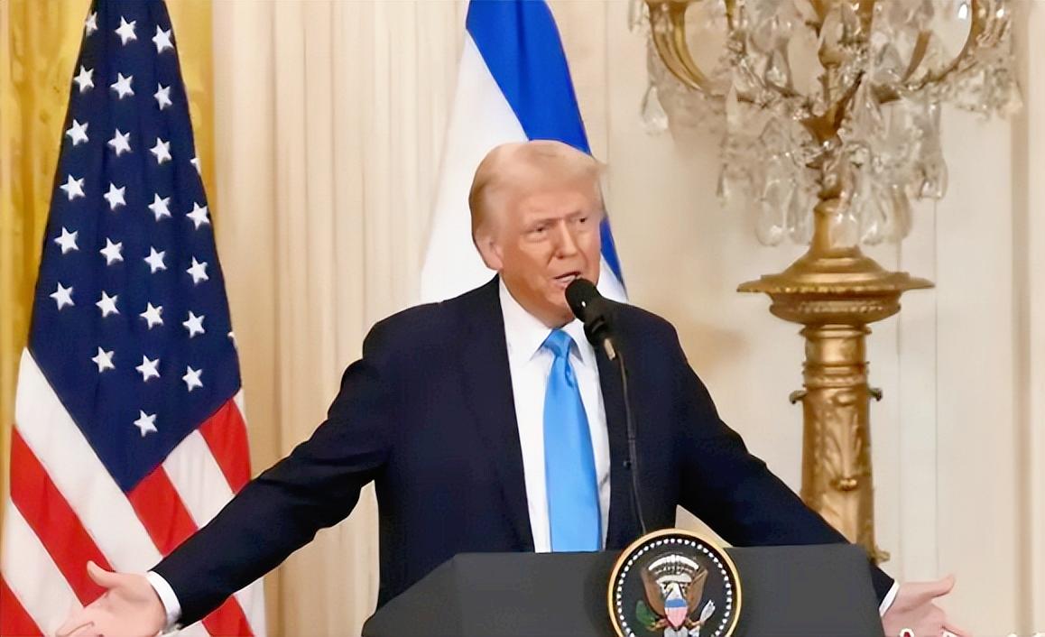 特朗普的周年秀现场尴尬到能抠出三室一厅，他重返白宫满一年，放着正经执政总结不做，